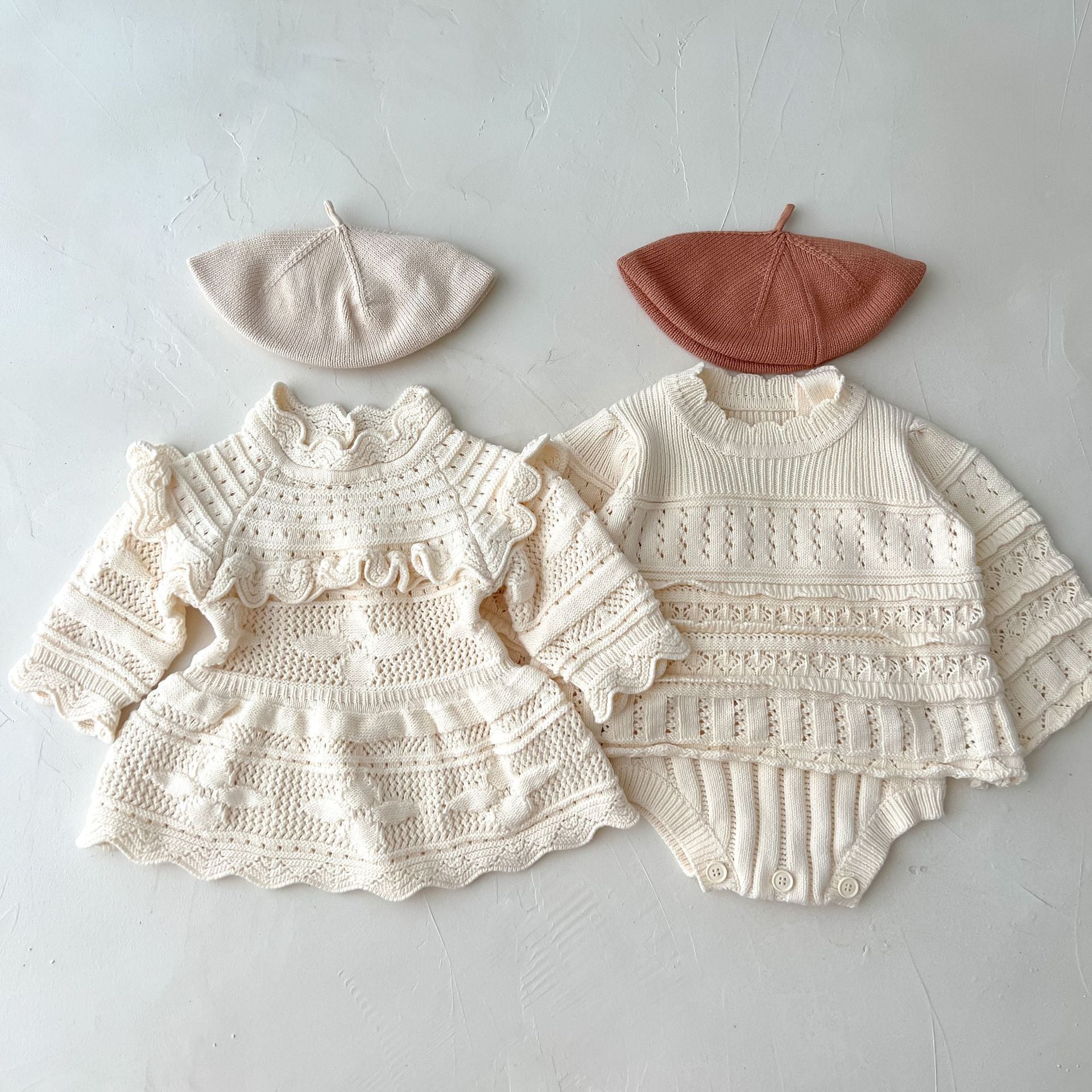 【BABY】ホワイトデザインニット / トップス / サロペット / ワンピース CawaKomostore